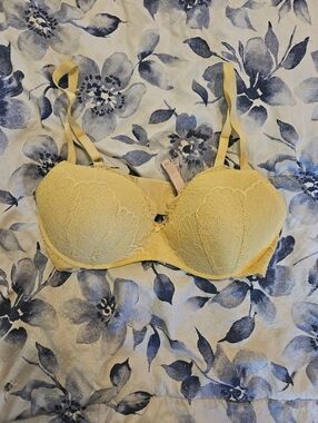 Victoria's Secret Dream Angels Pale Yellow Bra with Lace Overlay